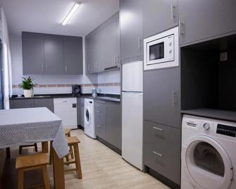 Laros Pios Alojamiento - Vilalba - Kitchen