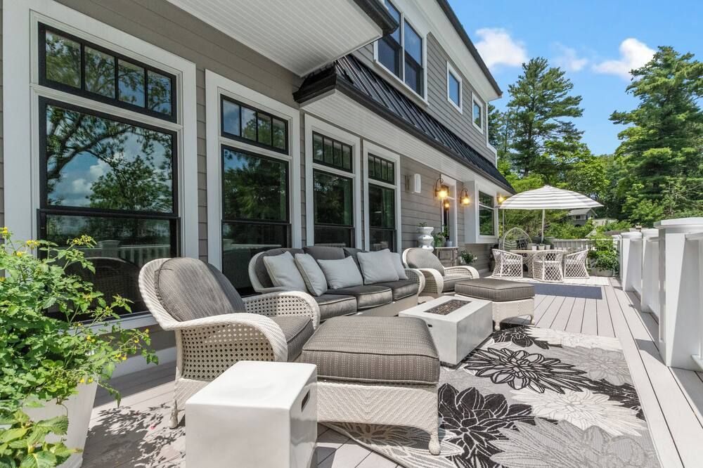 Gorgeous, Peaceful Sanctuary on lake minutes from Boston & all local colleges.