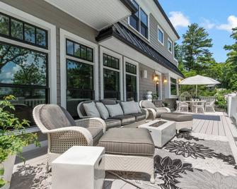 Gorgeous, Peaceful Sanctuary on lake minutes from Boston & all local colleges. - Wayland - Patio