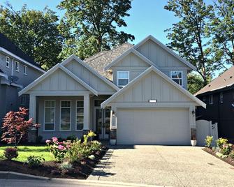 Beautiful Private 1 Bed Suite sleeps 2 - Surrey - Building