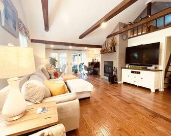 New! Charming Lakefront House - Plymouth - Pokój dzienny