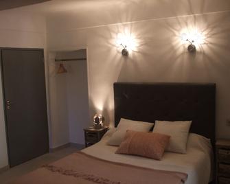Hamlet House In Saint Saturnin-Lès-Apt In The Heart Of The Vineyards In The Luberon - Saint-Saturnin-lès-Apt - Habitación