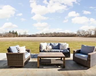 Newly Renovated Retreat 30mins to Downtown Indy - Brownsburg - Terasa
