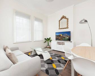 Stunning Sydney Home 1 - Sydney - Living room