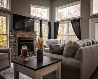 Cozy private getaway built for couples to reconnect !! - West Union - Sala de estar