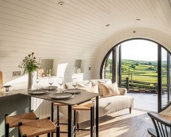 Creuddyn, Romantic, Character Holiday Cottage In Aberystwyth - Aberystwyth - Dining room