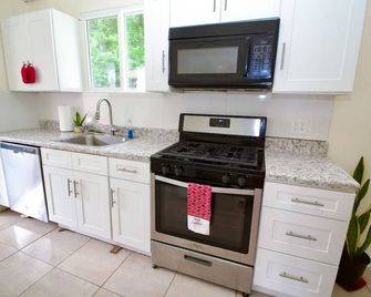 Taylor's Retreat - 5min to Sandals Resort & Beach - سانت فينسنت - مطبخ