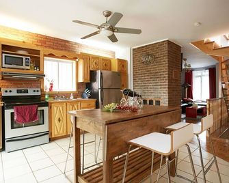 Big Cozy House - Montreal - Kitchen