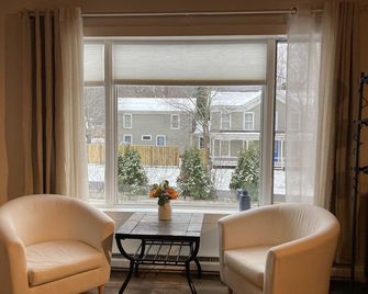 The Barn Loft. Streamside living in a spacious and tastefully renovated barn - Denver - Sala de estar