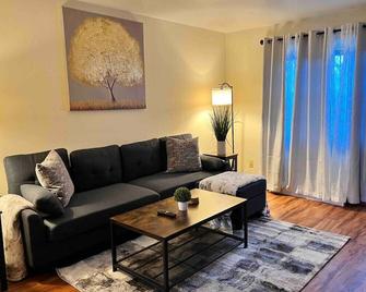 Beautiful 2BR Apartment. Black-out Curtains - Peoria - Living room
