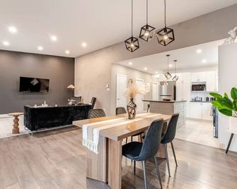Bohemian Appartement 2-bedroom - Free Parking - Pet Friendly - Montreal - Dining room