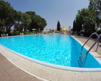 Camping Village Mar y Sierra - San Costanzo - Piscina
