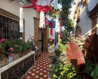 Deluxe Completely Furnished Studio Apartment In A Quiet Residencial Area - Cuernavaca - Vista del exterior