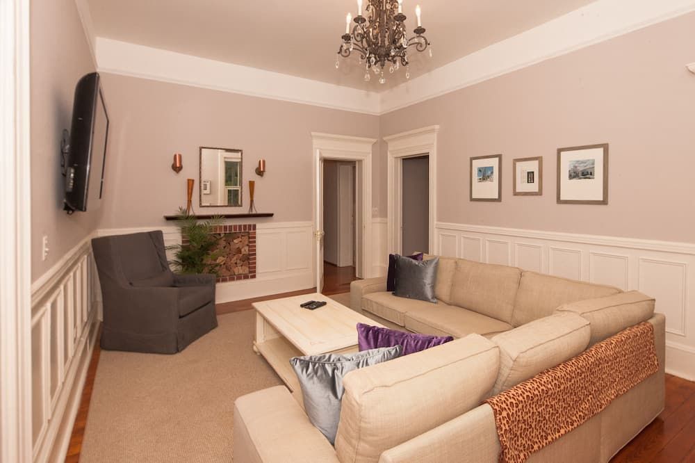 Pembroke Villa - Business and Vacation Destination minutes from central Hamilton - המילטון - סלון