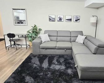 Modern 2 Bedroom suite in quiet, beautiful neighborhood. Small dog friendly ! - Sooke - Salon