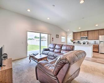 Bright Cypress Gardens Home Near Legoland! - Cypress Gardens - Living room