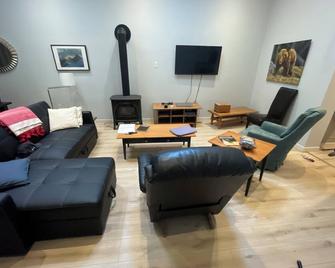 3 Crows Cabin in Blairmore 3 Bedroom 1 1/2 Bath AC and Hottub - Crowsnest Pass - Living room