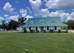 Gated Farmhouse with Animals on 93 acres pool and access to red creek. - Perkinston - 建物