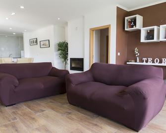 Teoria Guest House Holiday Homes - Sabrosa - Living room