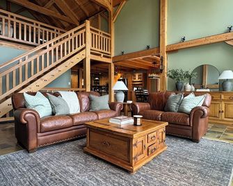 Lakeview Lodge | Beach | Mooring Buoy | Hot Tub - Invermere - Living room