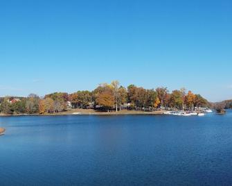 Peaceful, spacious waterfront oasis with 250ft waterfront & private beach, dock - Spotsylvania - Bedroom