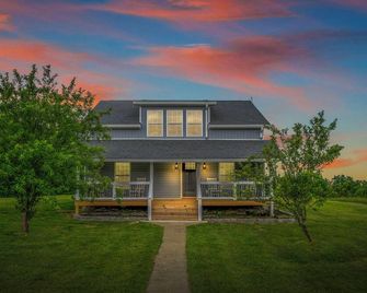 Spacious Home 4br Fire Pit, Patio Hot Tub - Frankfort - Building