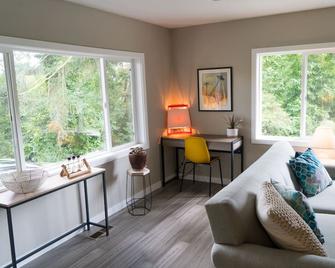 Modern Family-Friendly Home with Private Backyard, Close to Everything! - Seattle - Living room