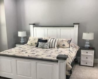 Beautiful gated lakefront home built im 2020 - Mabank - Bedroom