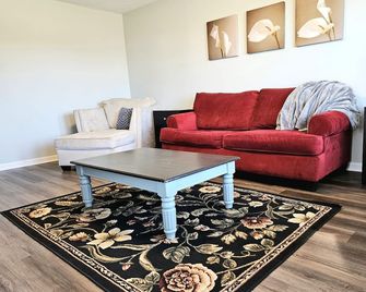 10-Person Spacious Home for Work Groups Near I-24 - Oak Grove - Living room