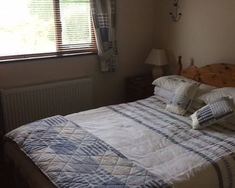Beautiful 3/4 Bedroom Bungalow set in attractive gardens. many local facilities - Skibbereen - Bedroom