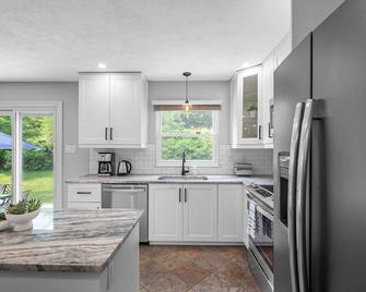 Modern and Stylish 5 Bedroom Home in Cranberry/Pittsburg - Cranberry Township - Kitchen