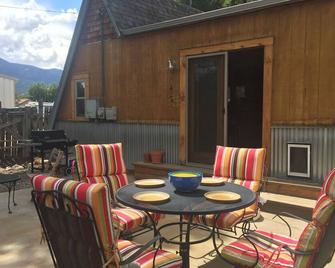Cozy & clean single family home, pet-friendly, large fenced yard, walk downtown - Salida - Patio