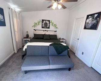Bee-utiful Little House - Yuma - Bedroom