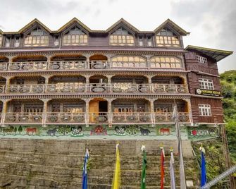 Summit Panghen Metok Hotel - Lachen - Building