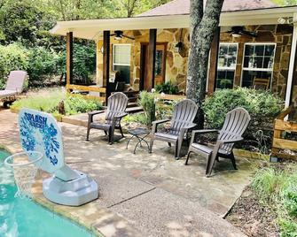 Paradise in the country. Guest house with pool. Pet friendly. No cleaning fees. - Weatherford - Patio