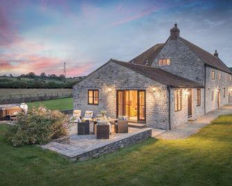 Luxuriously renovated farmhouse with hot tub - Shepton Mallet - Rakennus