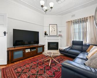 Gardiner Cottage - Stylish & Elegant, Walk To Cbd - Orange - Living room