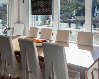 Amazing home in Västra Frölunda with kitchen - Västra Frölunda - Comedor