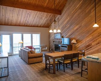 Beautiful 2 Bedroom, 2 bath Condo at the Seventh Mountain Resort. - Bend - Living room