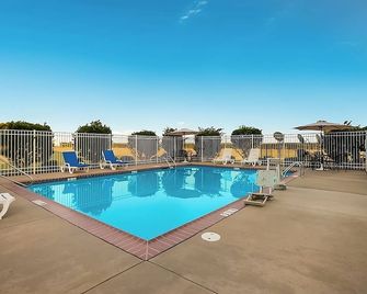 Affordable Stay at Knights Inn Bunkie! Pool, Free Parking, Free Breakfast - Bunkie - Piscina