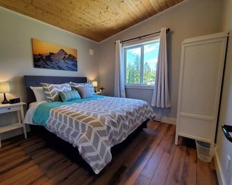 Meadow View Guest House, covered parking and only 10 minutes from ski hill - Cranbrook - Bedroom