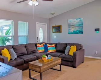 Beautiful Pool Home With Sleeping For 8 - Cape Coral - Obývací pokoj