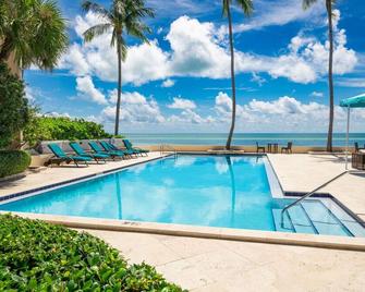Exclusive Key West Beach Front - 2BR Luxury Condo w/Gym and Pool Access - Cayo Hueso