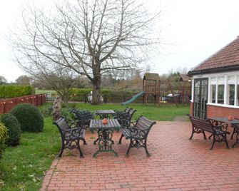 The Half Moon Inn Rushall Ip21 4qd - Diss - Patio