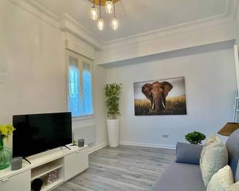 Kai Bilbao - Apto junto a la ria - Bilbao - Living room