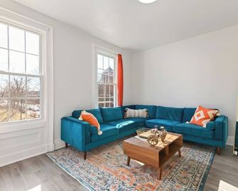 Orange Oasis in the Heart of East Rock with FREE parking near DT and Yale - New Haven - Living room