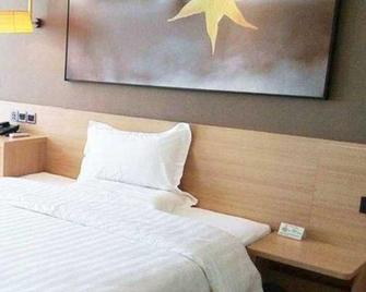 Iu Hotel Suining Shehong Bus Station - Suining - Спальня