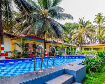 Fabexpress Morjim Paradise - Panaji - Zwembad