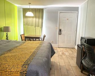 OYO Hickory House Inn - Dexter - Bedroom