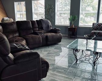 Lake Front House with Spacious 6-bedrooms, AC, WiFi in delightful Groesbeck - Groesbeck - Вітальня